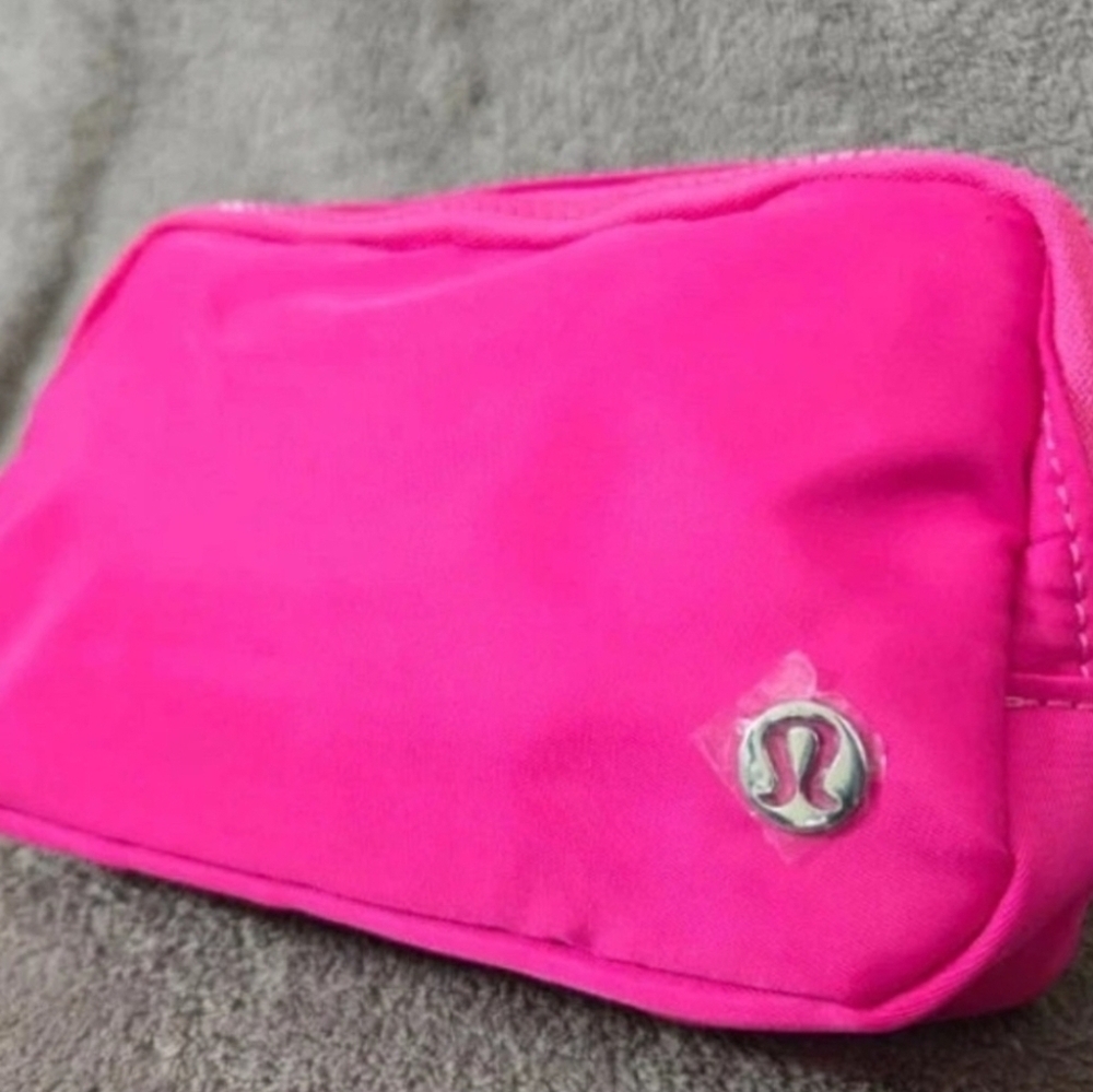 Lululemon Athletica Everywhere Belt Bag *Red ♥️ - Picture 4 of 6
